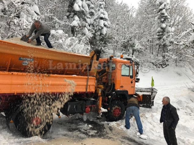 Μεγάλη επιχείρηση απεγκλωβισμού 50 επισκεπτών στο Γαρδίκι λόγω της έντονης χιονόπτωσης – Δείτε εικόνες και βίντεο